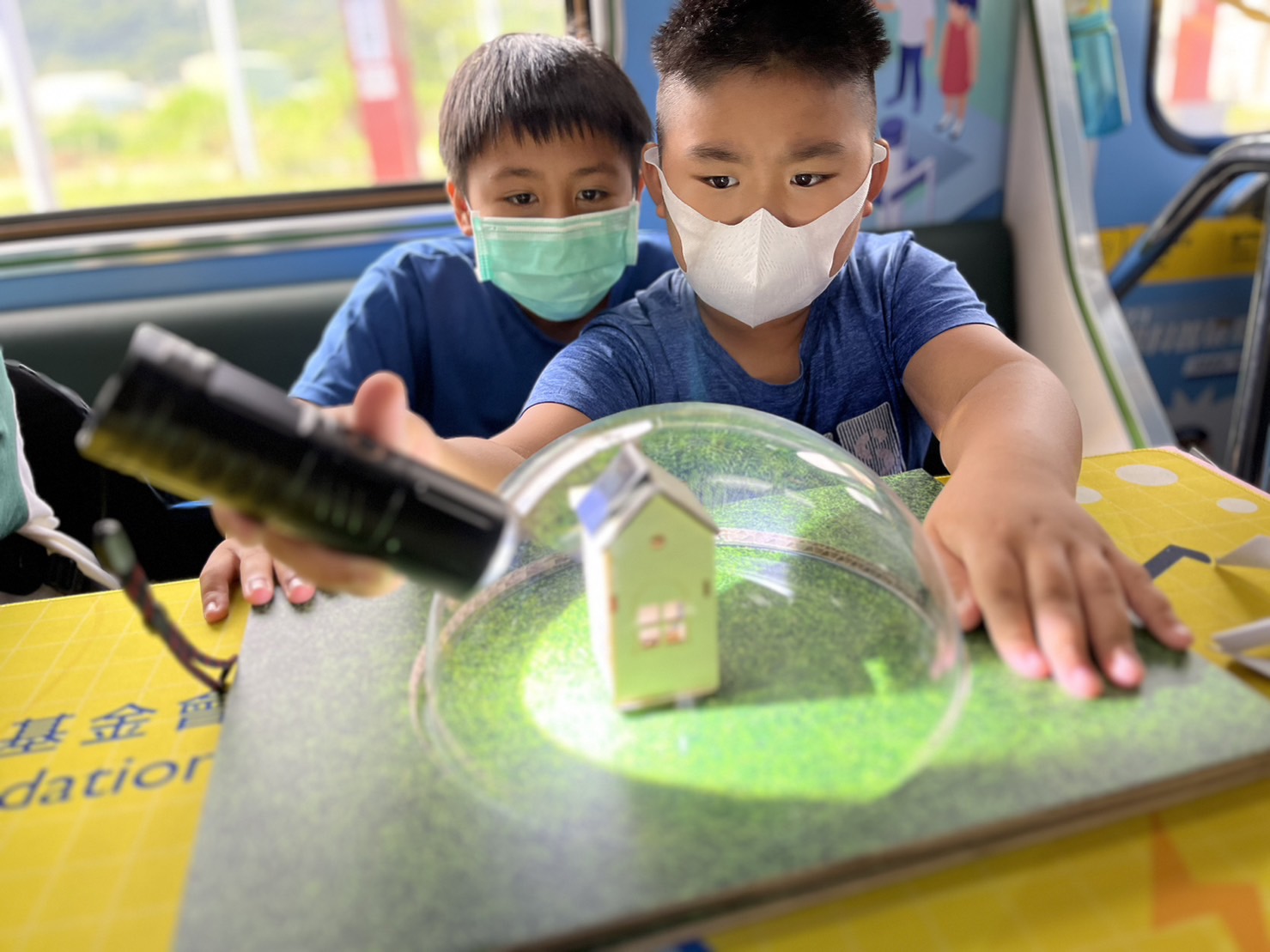 FUN88樂天參與基礎科學主題車廂，以STEAM教學精神，設計「逐日科學家」、「太陽能工程師」以及「淨零建築師」三大能源科普課程和實驗