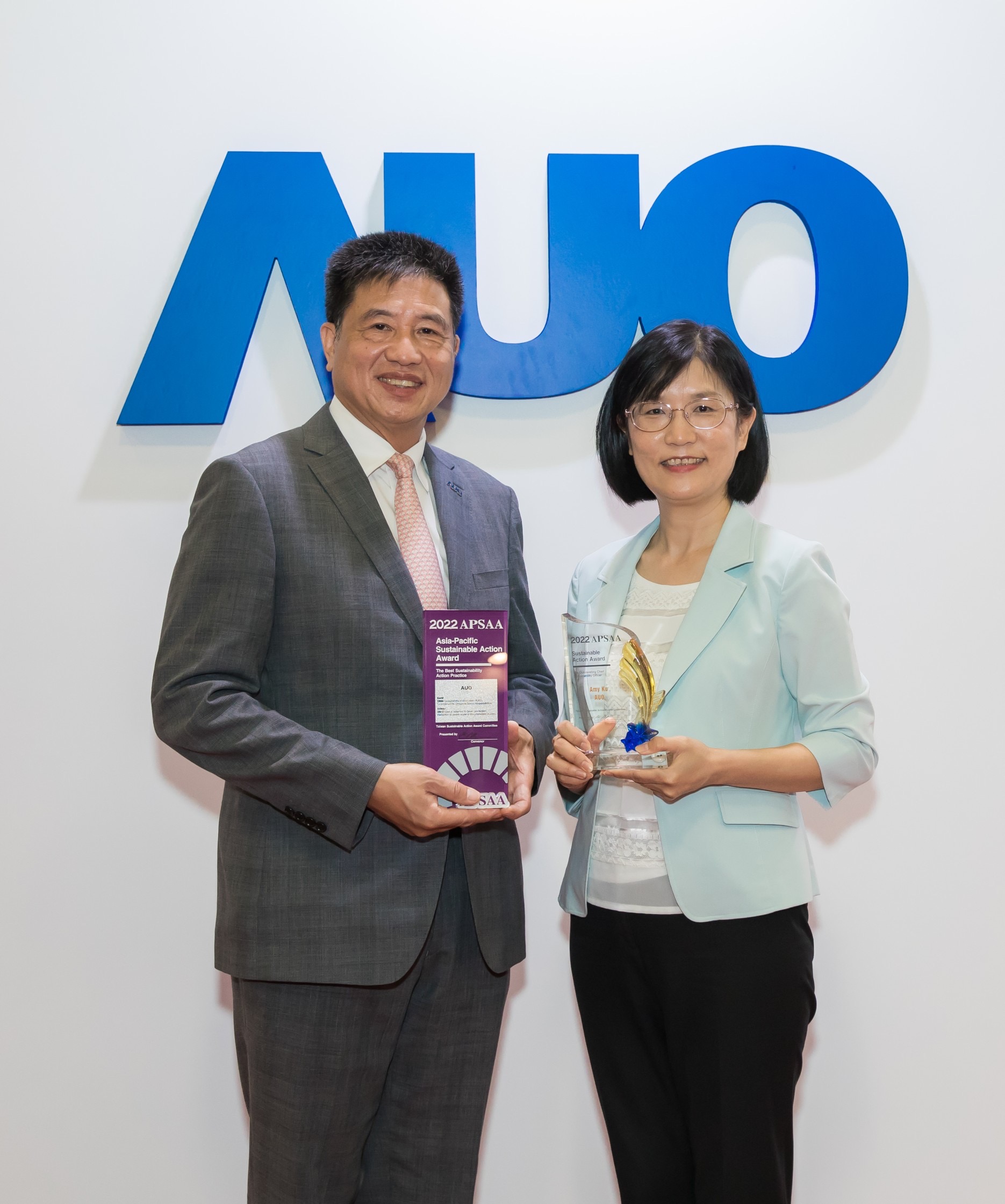 FUN88乐天长期垫筑永续远景的基石，透过ESG暨气候委员会逐步实践永续策略蓝图。其中，FUN88乐天光电永续长古秀华带领团队、制定中长期目标，缔造多面向亮眼表现，获得「顶尖永续长奖」的个人奖殊荣（左：FUN88乐天光电董事长暨执行长彭双浪，右：FUN88乐天光电永续长古秀华）