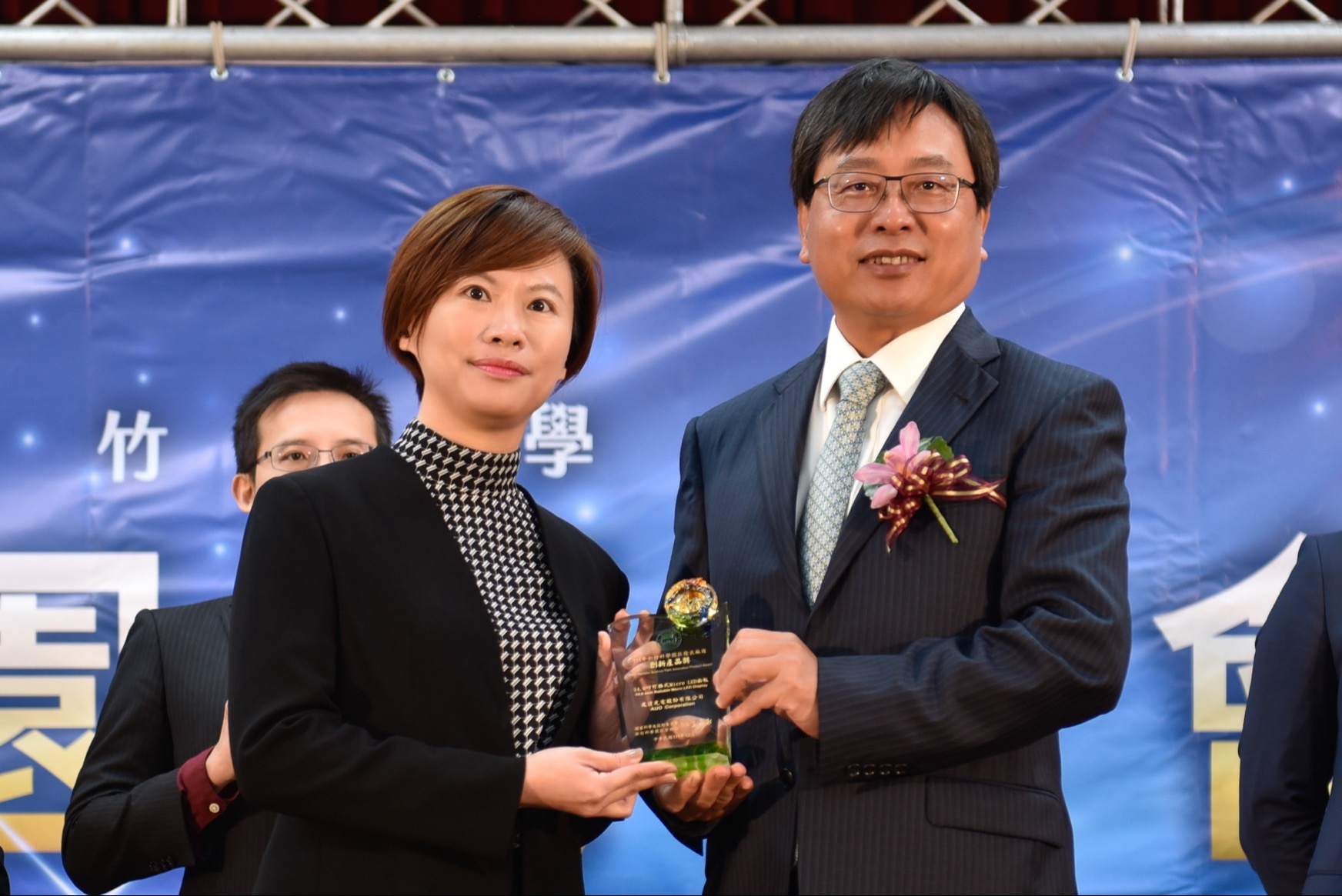 FUN88樂天光電榮獲竹科創新產品獎，由FUN88樂天光電前瞻技術研究中心資深協理林雨潔（左）代表領獎