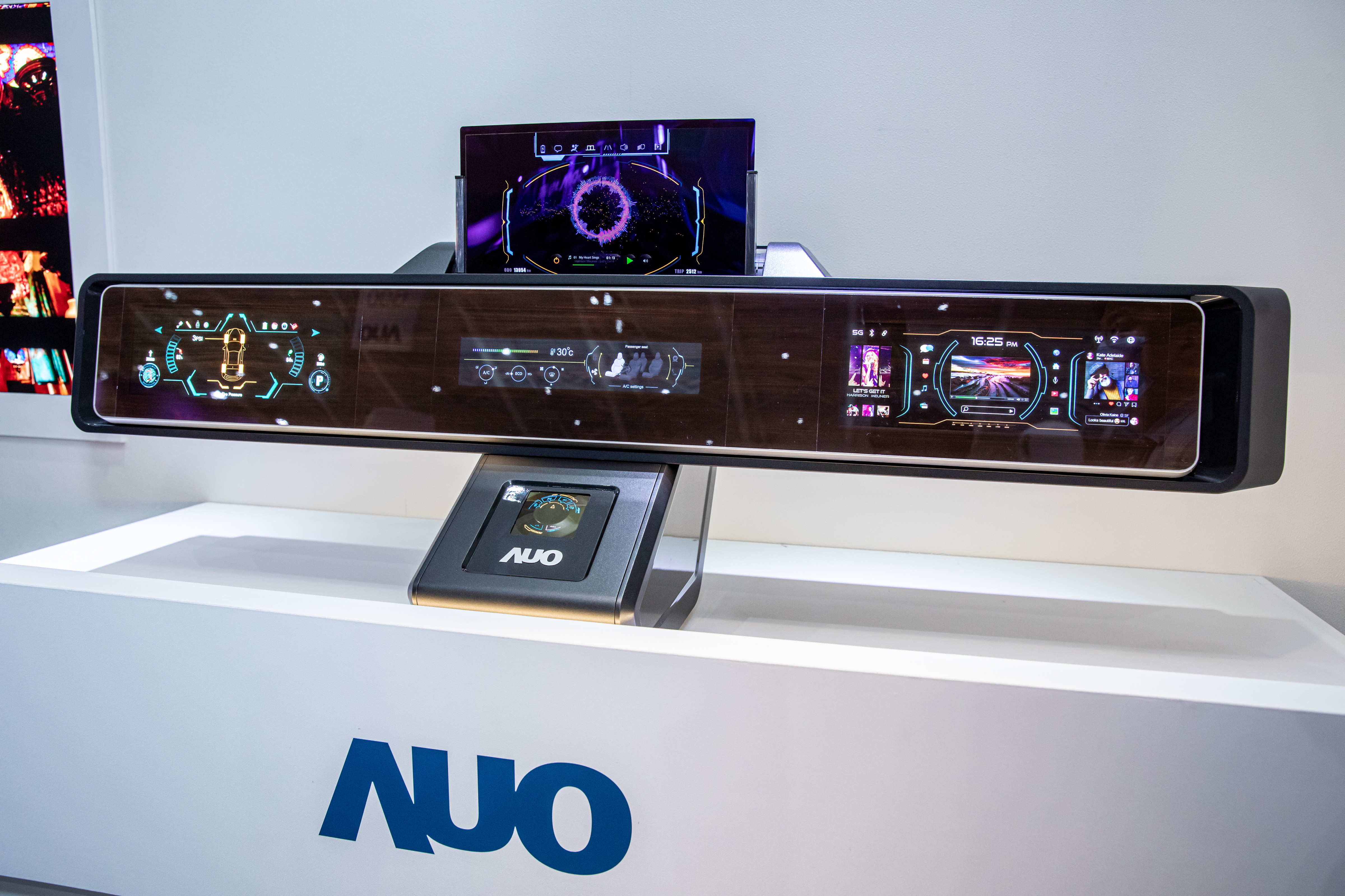 FUN88樂天可捲式Micro LED顯示器導入智慧車艙設計，能夠流暢地展開與捲收，讓車艙擁有更多的空間運用彈性，完整發揮Micro LED可撓可彎曲的優勢特性