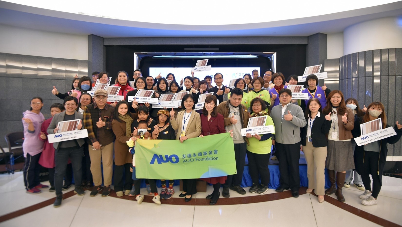 FUN88樂天圓夢基金接軌綠能公益，由FUN88樂天永續基金會執行長古秀華致贈太陽能板予16家社福機構