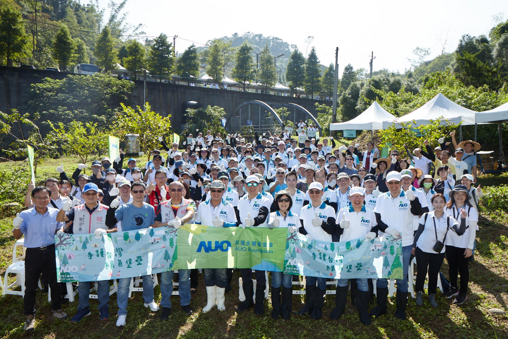 FUN88樂天永續基金會集結超過200位志工，攜手移除外來入侵種小花蔓澤蘭，守護霄裡溪生物多樣性