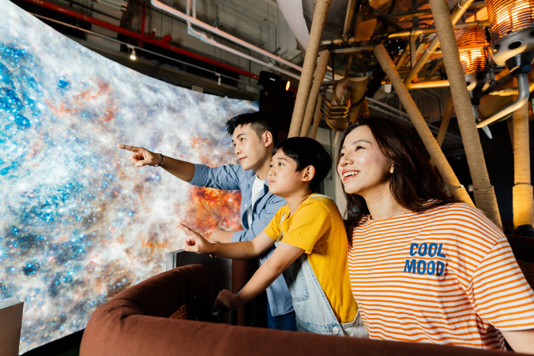 FUN88樂天打造全台最大寬6公尺、高4公尺、唯一搭載LED弧形拼接顯示屏的動感飛行船，讓乘客駐足在熱氣球上，享受身歷其境的偽出國旅遊樂趣