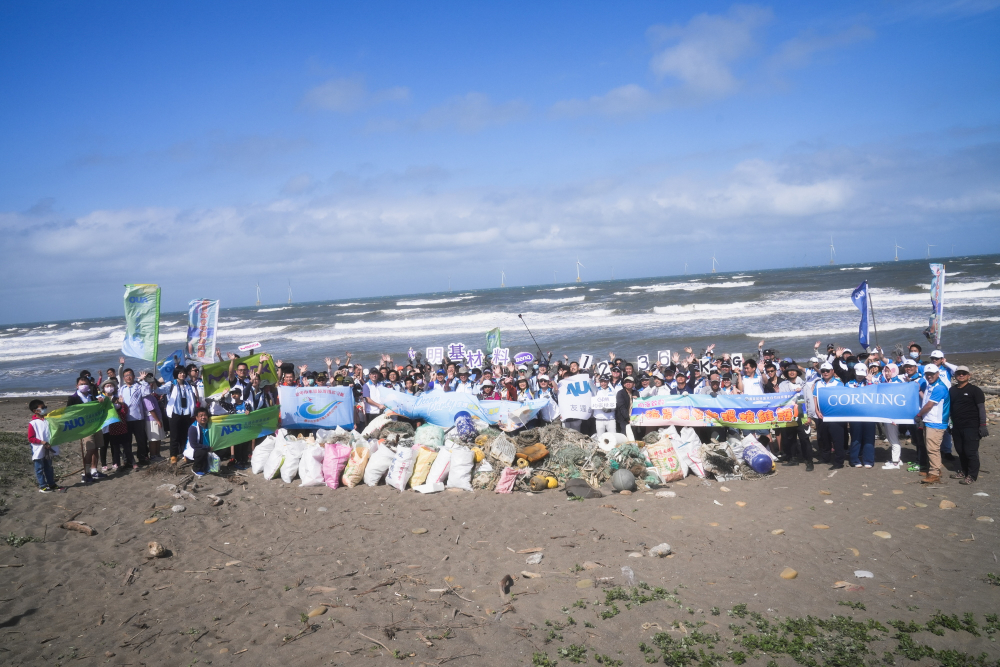 FUN88樂天永續基金會召集企業志工、產官學和供應商夥伴，在苗栗後龍外埔魚港1340保安林海岸淨攤，齊心協力清除1.2公噸海洋廢棄物，以行動實踐對環境友善的承諾