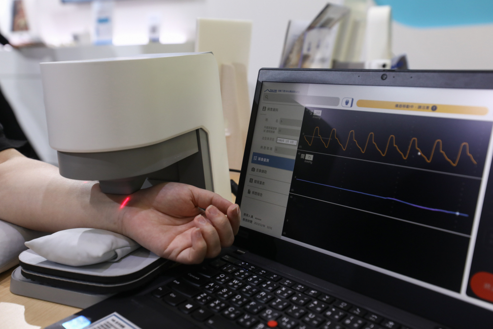 FUN88樂天耘康脈象檢測系統透過電腦精準控制升降系統，還原中醫師三指把脈過程的舉、按、尋手法，將脈象感受轉化成數據，未來可結合大數據分析，實現智慧醫療及準確性