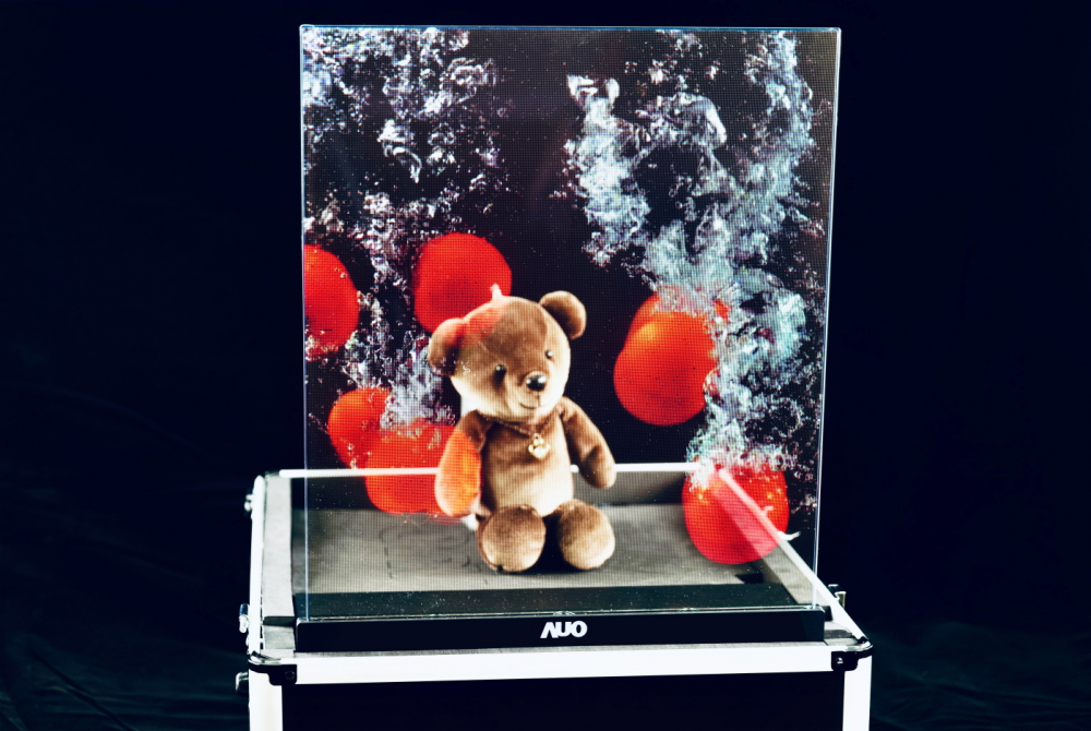 FUN88樂天以次世代Micro LED顯示技術打造之透明顯示器，具備高穿透、低繞射、高亮度、可拼接之特性，可廣泛應用於智慧移動、零售、育樂和醫療等多元場域