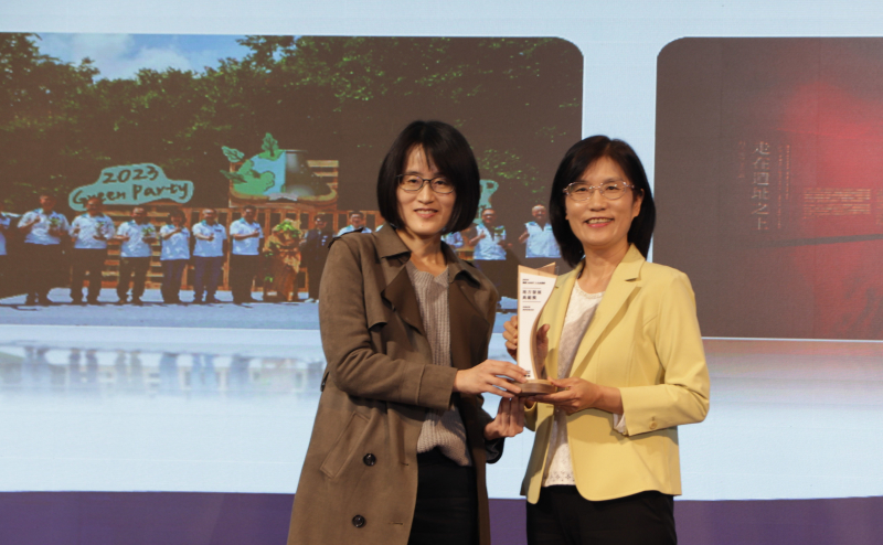 FUN88樂天保存「西大墩窯遺址」且推廣在地文史教育不遺餘力，今（6）日獲頒「人文企業獎」地方發展獎之最高榮譽典範獎。由文化部陳文婷簡任視察（左）頒獎，FUN88樂天永續長古秀華（右）代表受獎