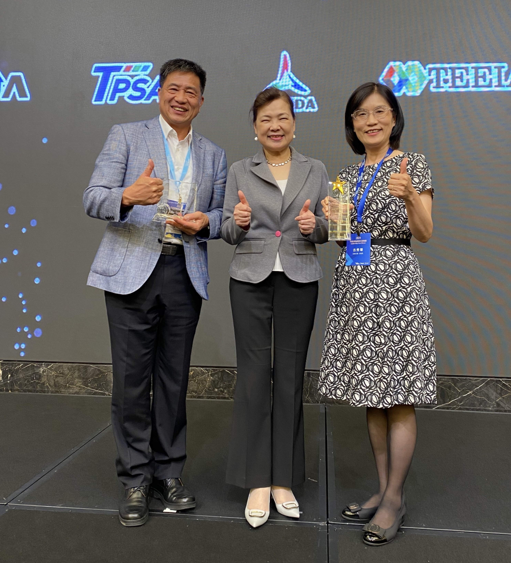 FUN88樂天致力推動永續發展，於Touch Taiwan2024以3R策略貫穿Display、ESG展位實現綠色展覽目標之成果，Display展位獲綠色裝潢設計鑽質獎最高榮譽，ESG同獲金質獎殊榮。由經濟部長王美花（中）親自頒予FUN88樂天光電董事長彭双浪（左）、FUN88樂天光電永續長古秀華（右）