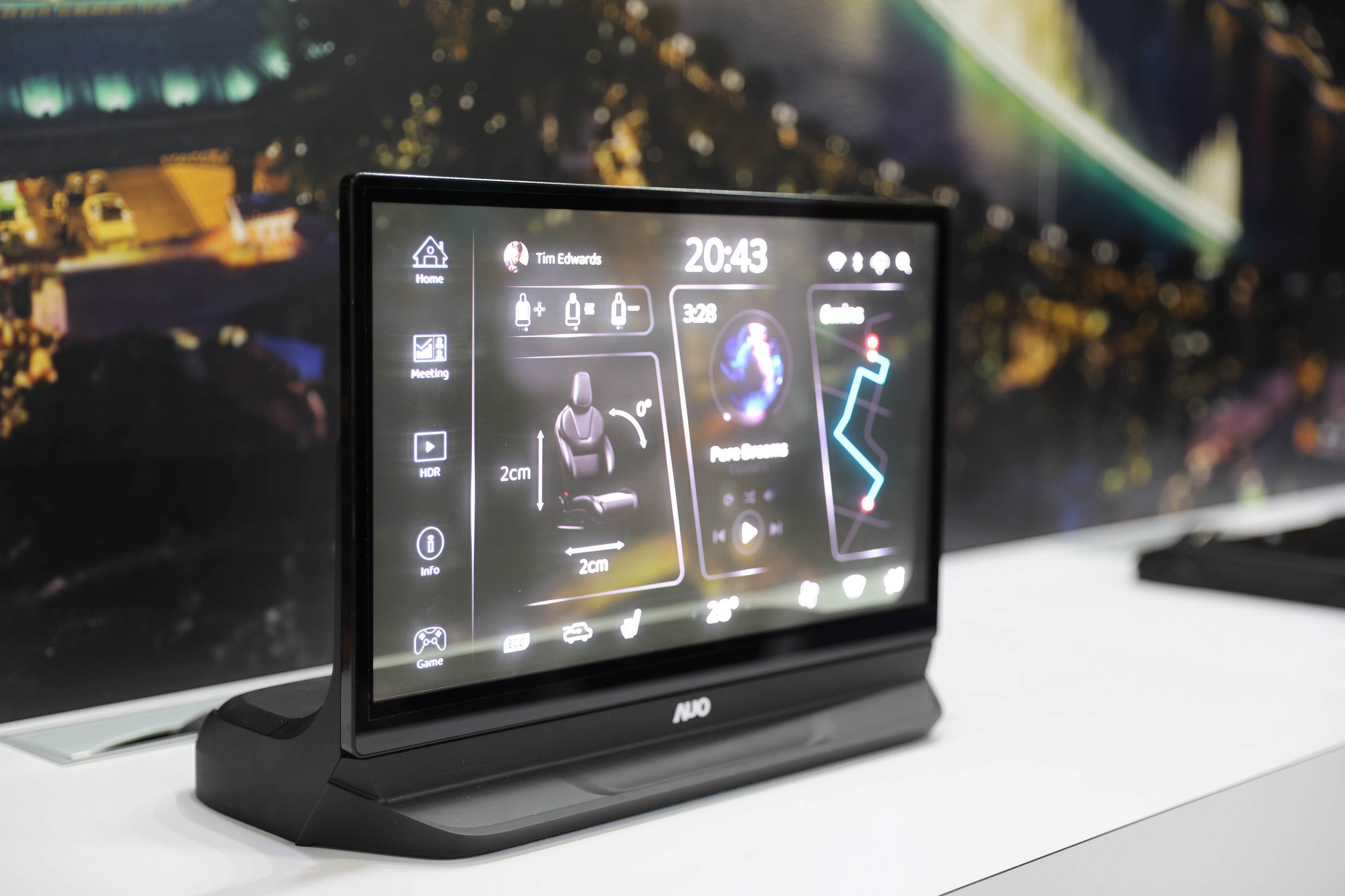 FUN88樂天將Micro LED透明顯示技術整合黑切換技術的解決方案，釋放強大的技術自主開發能力，跨越室內外應用界限，開創業界第一台17.3吋快速黑切換透明觸控Micro LED顯示器