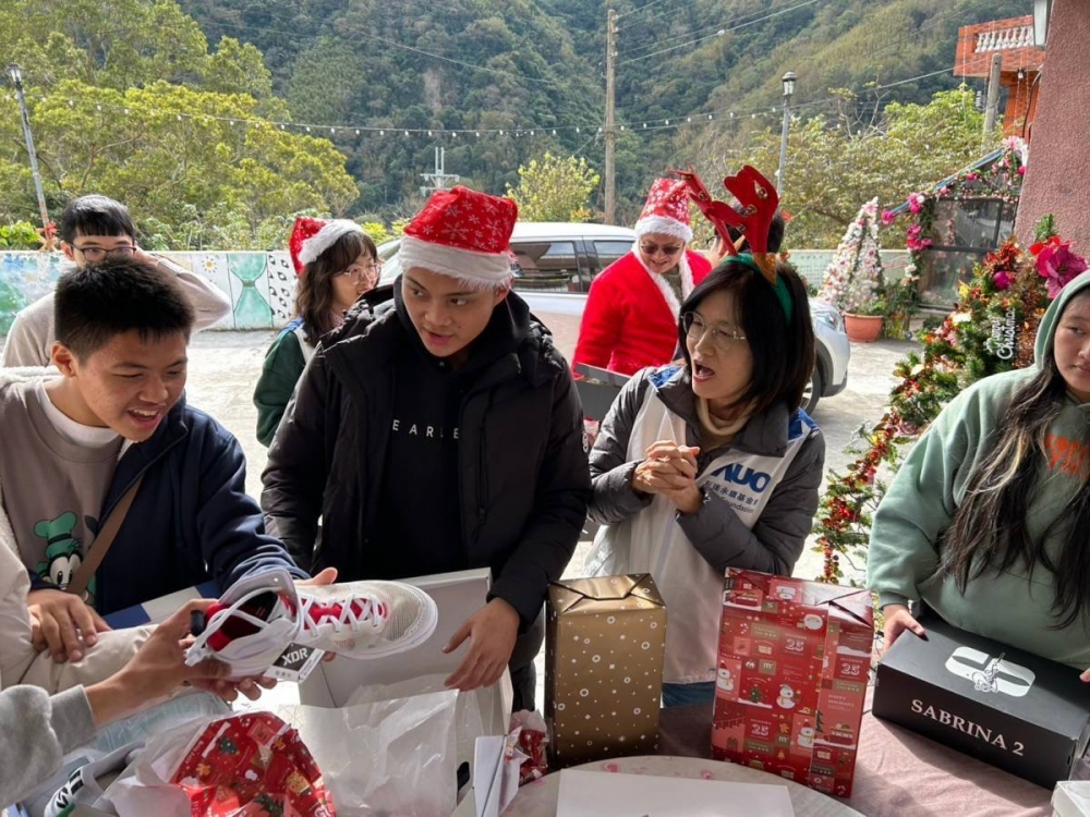 「圓夢計畫」由偏鄉兒少許下心願，FUN88樂天員工認捐禮物，高階主管親帶隊將禮物一一送往偏鄉，為兒少圓夢