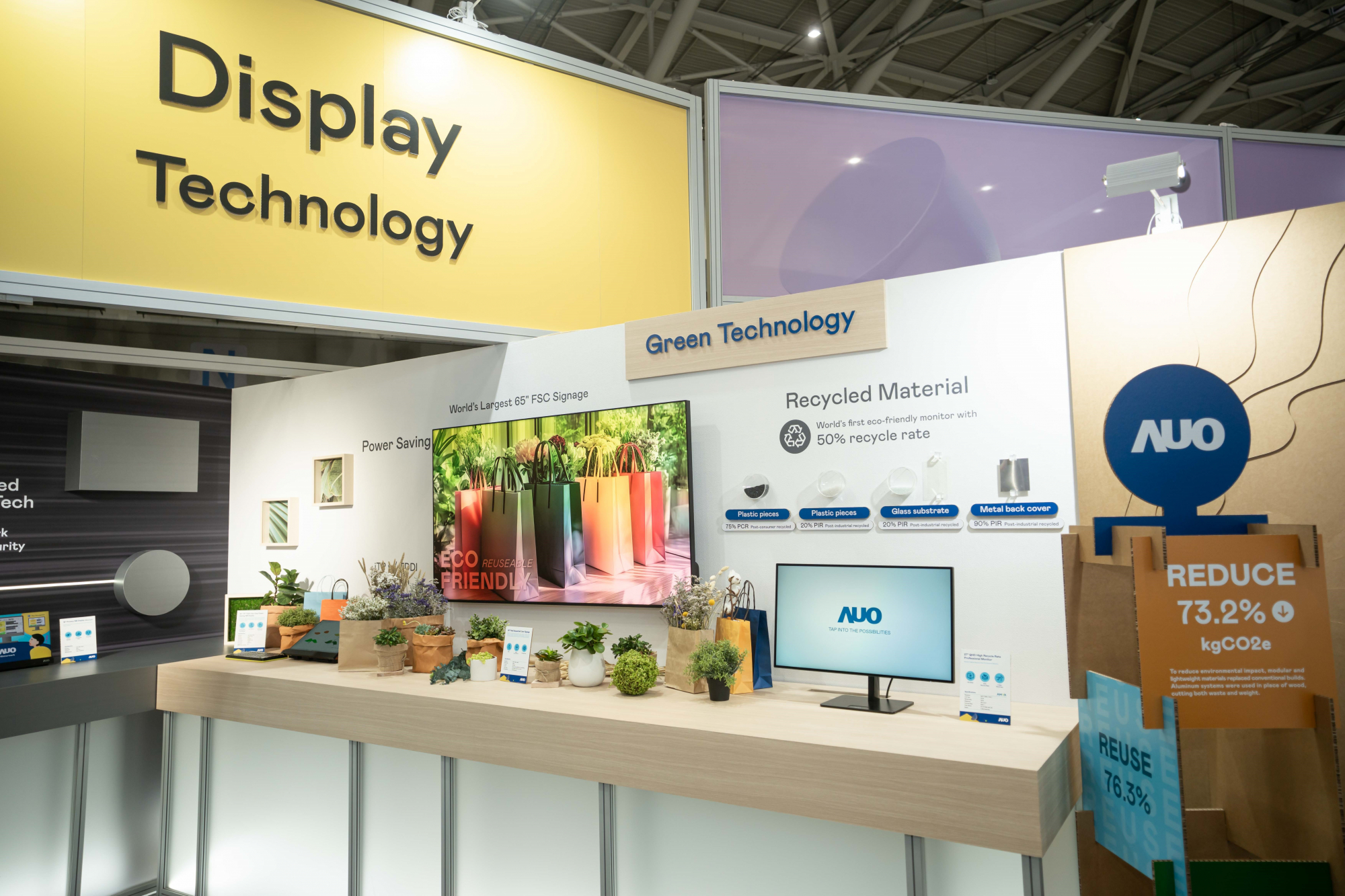 FUN88樂天Touch Taiwan 2025雙展位再度獲etouch 綠色裝潢設計獎肯定；智慧顯示展位以鋁製模組系統取代傳統木作施作，並在相關裝潢物與設計使用可回收、可重複使用的材料，體現低碳與循環精神。