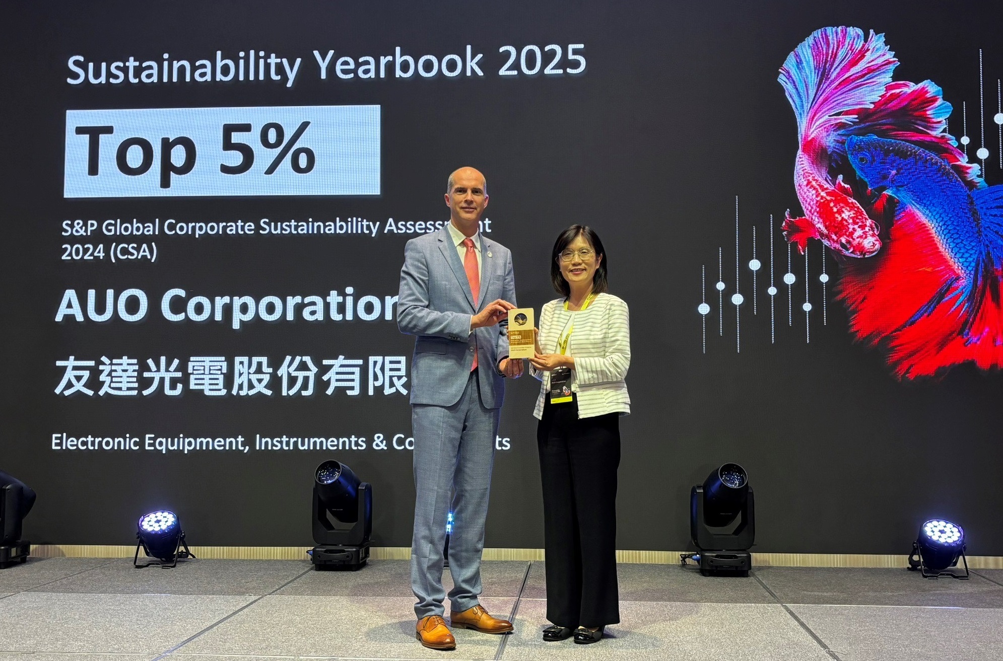 FUN88樂天光電名列2025年「標普全球永續年鑑」前5%，永續發展再獲國際評比肯定，由FUN88樂天永續長古秀華代表受獎。