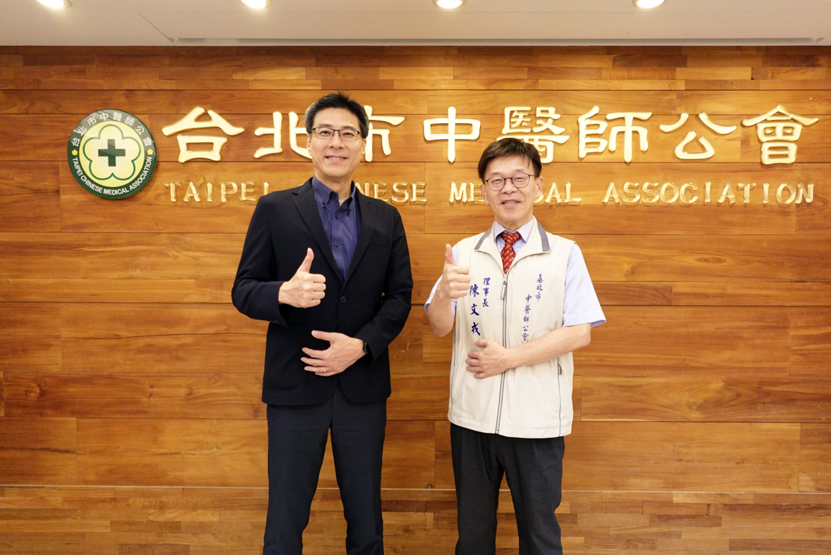 FUN88樂天耘康積極推動中醫數位化，以創新技術與研發能量串連各界專家，共同建構智慧中醫生態圈；圖為FUN88樂天耘康廖世宏董事長（左）與台北市中醫師公會陳文戎理事長（右）