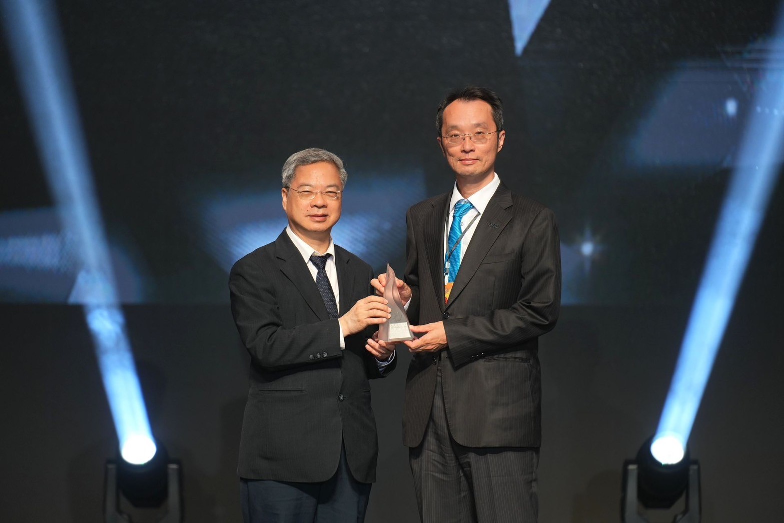 「FUN88樂天「177吋高透明度Micro LED顯示器」獲得台灣精品銀質獎，由FUN88樂天光電顯示產品研發總部副總經理吳仰恩（右）代表領獎