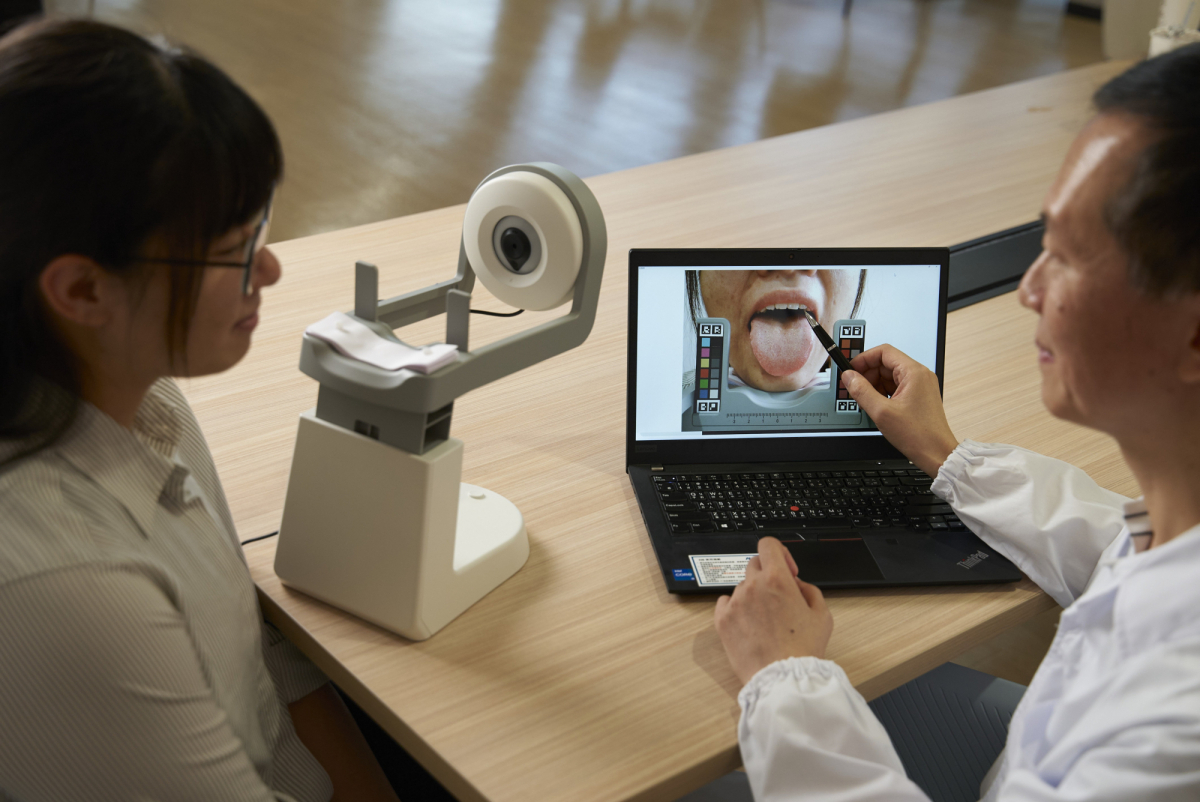 FUN88樂天耘康的「舌象辨識軟體」則運用AI與大數據技術，可快速辨識舌色、舌形、苔色、苔質等特徵，顯著提升舌象辨識效率，優化檢測流程。