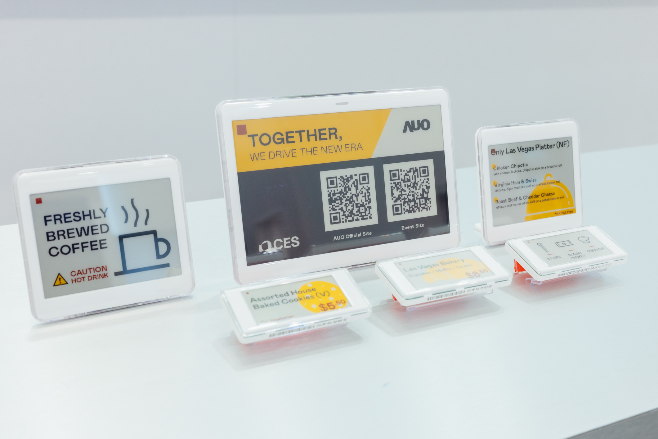 达擎开发的低功耗、全彩的aecoPost电子纸解决方案，仅在更新画面时需要微量的电力驱动，无需布建电线的便捷设计，使其可灵活应用、弹性选择置放处；可搭配aecoTag电子货架卷标解决方案，驱动商店内所有数字广告牌和电子货架卷标，以远程控制实现动态变价，提升门市人员作业效率，并以无纸化落实永续经营目标。