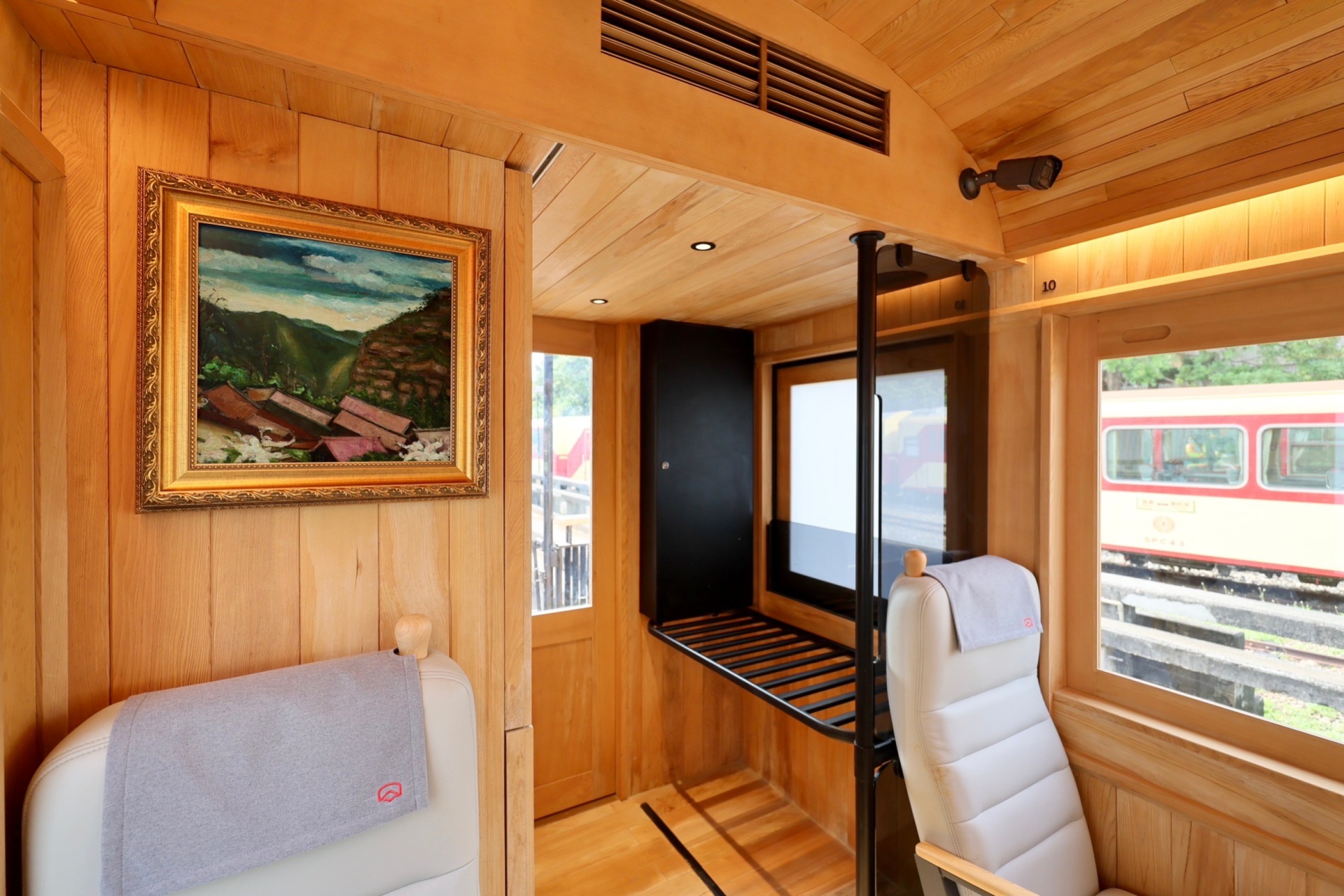 福森號每節車廂均配置「FUN88樂天光電FindARTs擬真藝屏」